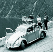 Den midlertidige nedgangen i andeler til boutgifter vi ser i Norge på midten 1960-tallet, skyldes at mange husholdninger for første gang skaffet seg bil i denne perioden. Her er stolte eiere av en folkevogn, på ferie i Geiranger sommeren 1962. (Foto: Gunnar Vågdal)