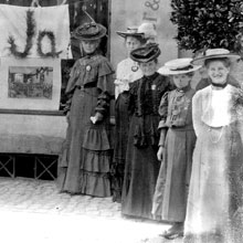 Kvindernes Adresse 1905' Norske kvinner ga også sitt ja til unionsoppløsningen. Her på Bragernes torg i Drammen