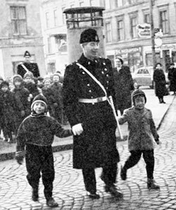 Bilde: Politi lærer barn og krysse gaten, 1958