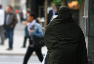 Kvinne i burka eller nikab.