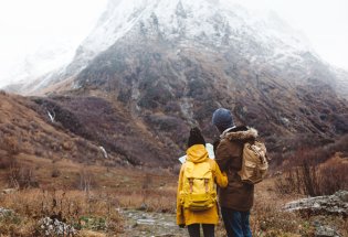 To personer på fjelltur med ryggsekk og kart.