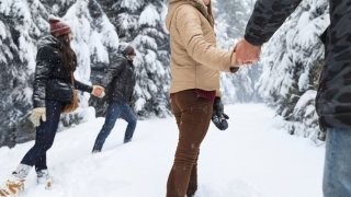 Illustrasjonsfoto av ungdom ute i snøen