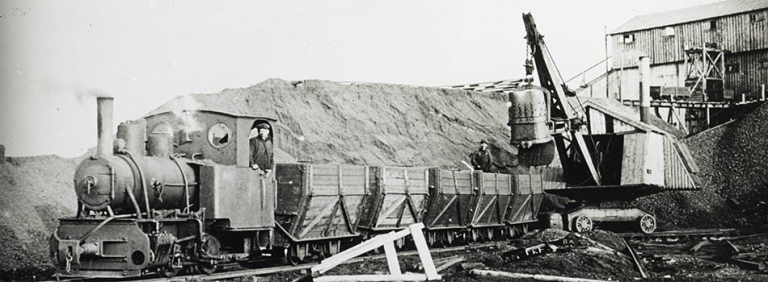 Historisk bilde av gruvedrift på svalbard