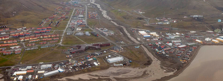 Flyfoto av bosetting på Svalbard