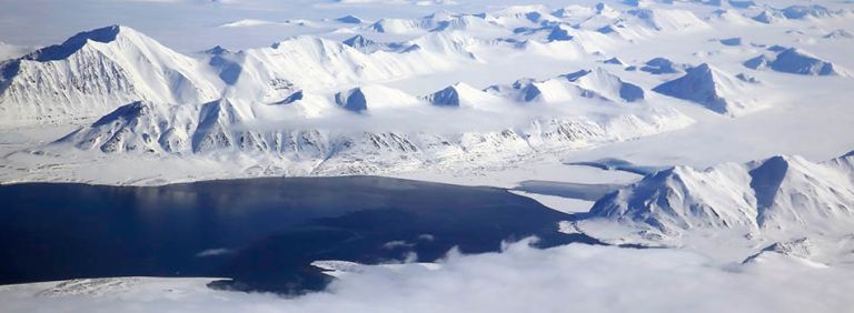 Illustrasjonsfoto fra Svalbard av fjellparti med snø