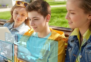 Ungdommer ute på en benk med virtuelle skjermer foran seg